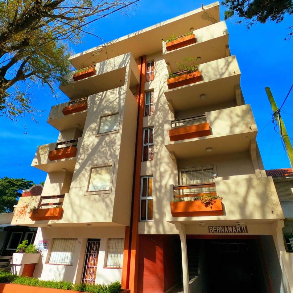 Venta 2 Amb Con Cochera Cubierta Patio Y Parrilla