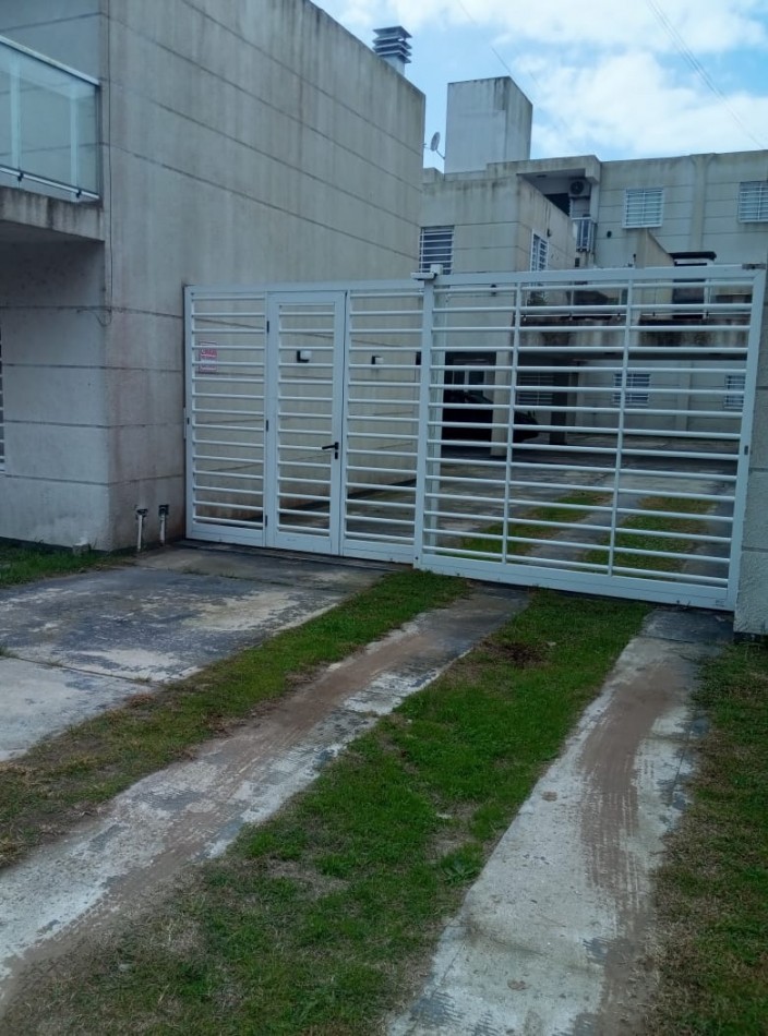 Dpto 2 amb en planta Baja con espacio vehicular (en complejo)