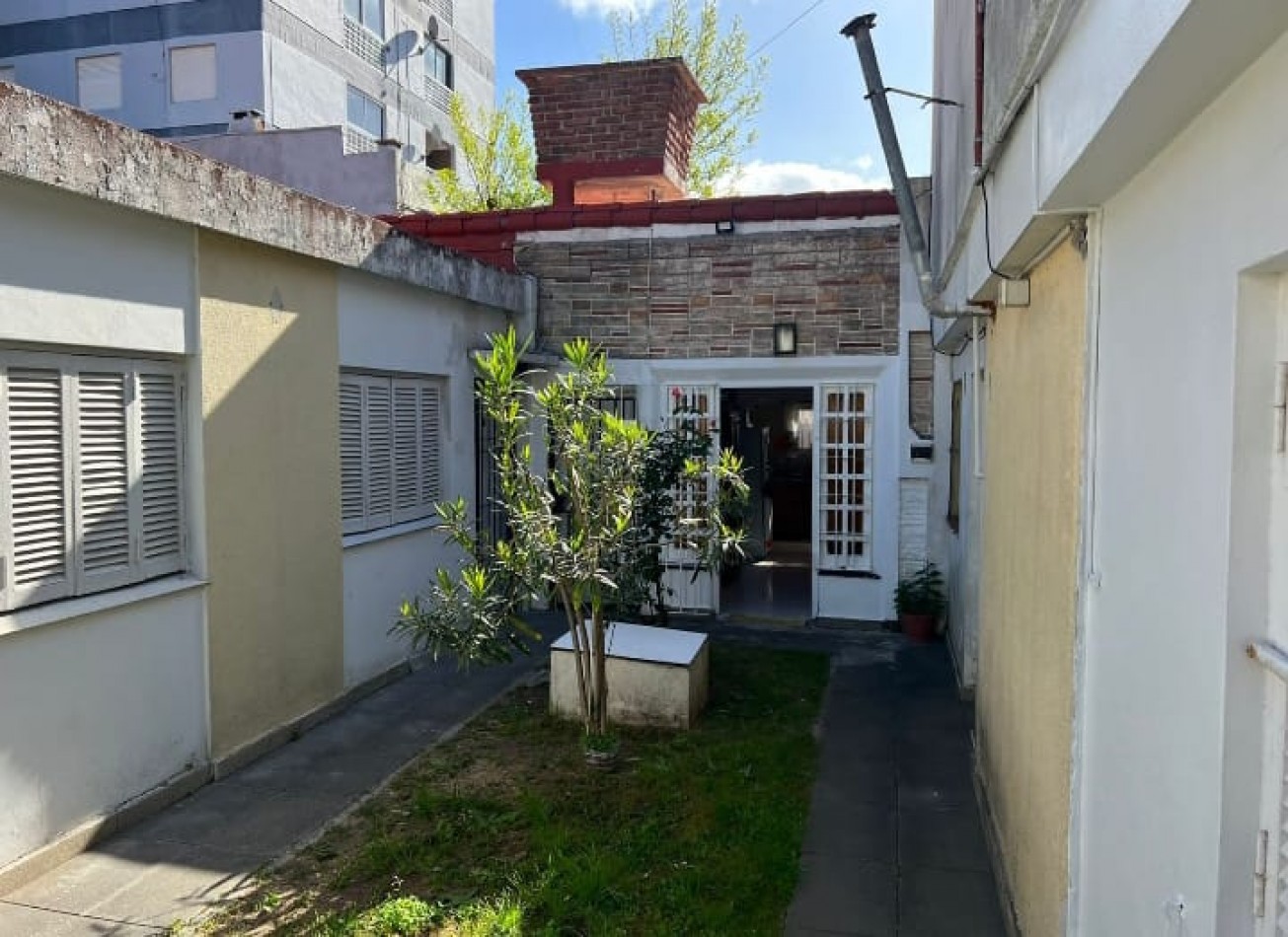 VENDE Dpto 2 en planta baja con GAS NATURAL, PATIO y ESPACIO VEHICULAR